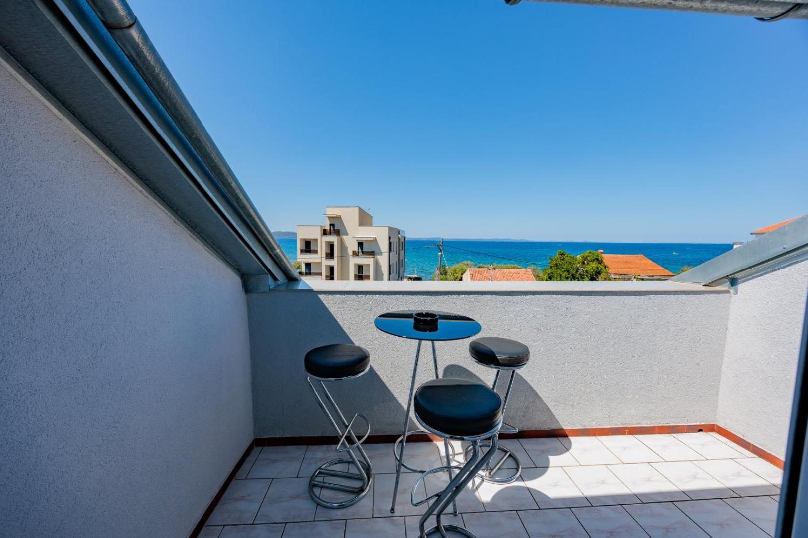 Crowonder Lucky Holiday House With Pool And Patio 30 Meters From The Beach Zadar Exterior foto