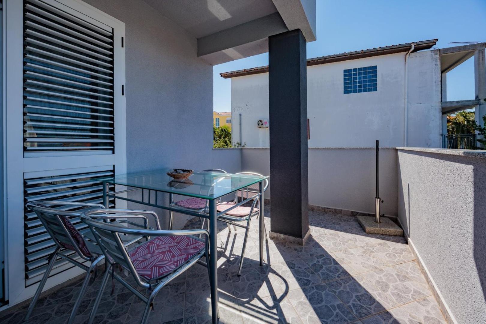 Crowonder Lucky Holiday House With Pool And Patio 30 Meters From The Beach Zadar Exterior foto