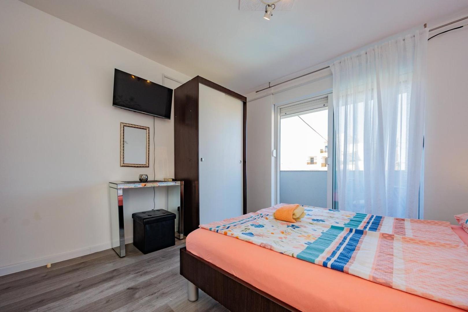 Crowonder Lucky Holiday House With Pool And Patio 30 Meters From The Beach Zadar Exterior foto